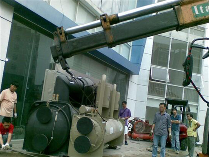 格尔木市随车吊和汽车吊的核心区别是什么？哪种更省钱？