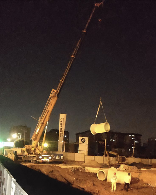 格尔木市“弯臂矫正”—— 吊车的 “形变补偿” 技术