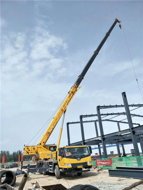 格尔木市超高层建筑钢结构吊装案例